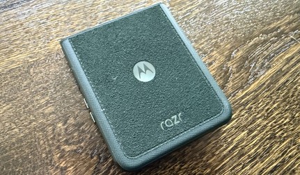Motorola Razr 60 Ultra este un adevărat telefon vârf de gamă care vine în format pliabil „flip”. Foto: Claudiu Râpan / Libertatea