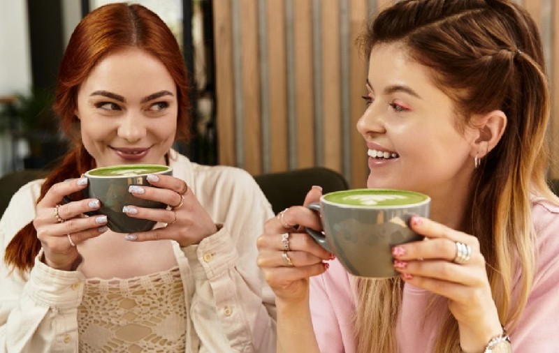 Băutura care a înnebunit cafenelele: Cum te ajută combinația de matcha și cocos să scapi de stres și balonare