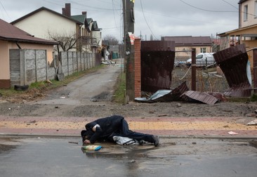 Civil ucis pe stradă de forțele de ocupație. Avea pe braț banderola albă | Foto: Profimedia