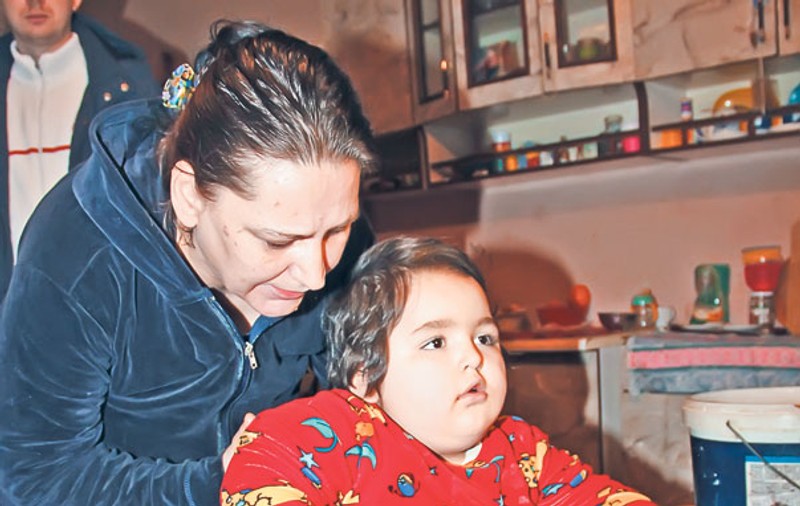 Nu au bani să facă naveta la tratament | Băieţelul de trei ani care are 45 de kilograme ar putea fi ajutat într-un centru din Botoşani, dar familia nu-şi permite costurile