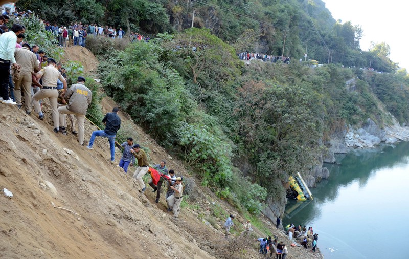Tragedie rutieră în India, soldată cu 44 de morți