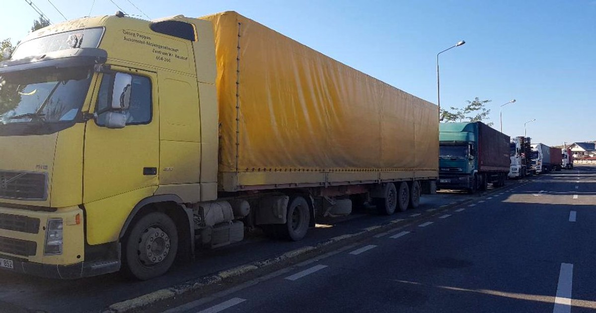 Circulație restricționată pe drumuri din Bulgaria. Camioane în Vama Albița
