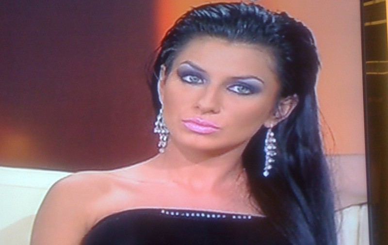 Casandra, "Viespea" lui Ogică, cu sfârcurile la vedere la TV! | FOTO