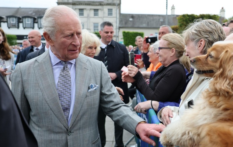 Moment stânjenitor pentru regele Charles în Irlanda de Nord. Un localnic i-a atras atenția imediat