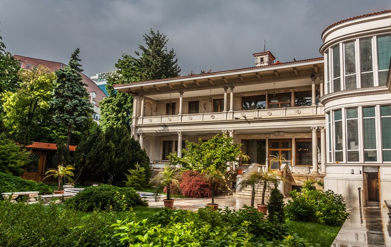 Cum s-a folosit un anunț imobiliar de numele lui Ceaușescu pentru a-și promova o vilă de 1,7 milioane de euro de vânzare la malul mării