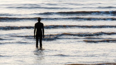 barbat la malul marii