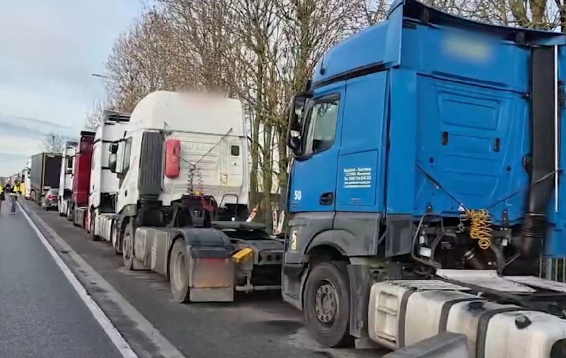 Mii de șoferi de TIR prost plătiți, inclusiv români, și-au abandonat camioanele în „parcările de Crăciun” din Belgia ca să se întoarcă acasă de sărbători
