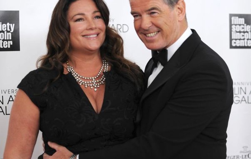 Ce durdulie e nevasta lui Pierce Brosnan! Actorul nici nu o poate cuprinde! | FOTO