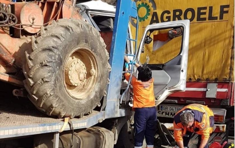 Impact devastator între două TIR-uri, la Arad. Un bărbat a murit. Traficul, complet blocat în zonă