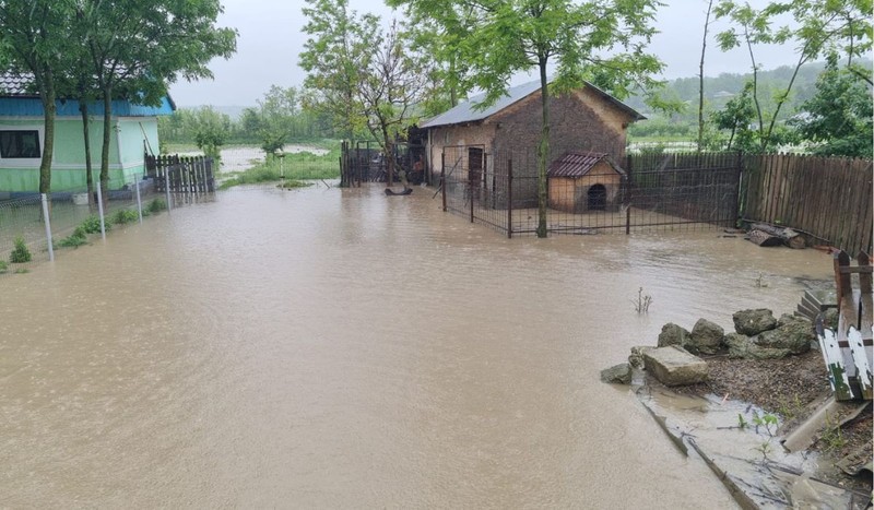 O avertizare de cod galben de inundaţii în 15 judeţe din România, care afectează mai ales Harghita şi Covasna, unde au fost deja probleme, a fost emisă de INHGA. Foto: IGSU