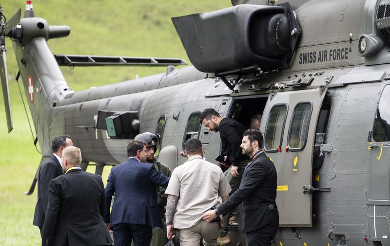 Cum a călătorit Zelenski la summitul de pace din Elveția: escortat de două F-18 până la Zurich, preluat de un elicopter și apoi de o limuzină