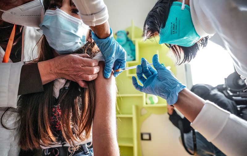 O mamă din Marea Britanie a condus până în Italia pentru a-și vaccina fiica anti-COVID