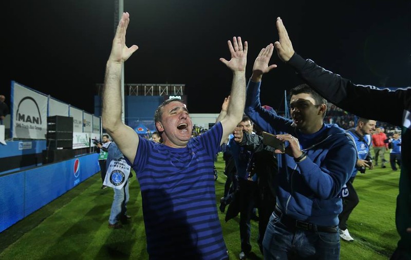 Hagi a făcut spectacol și la petrecerea de titlu. A cântat și a dansat cu elevii săi | VIDEO