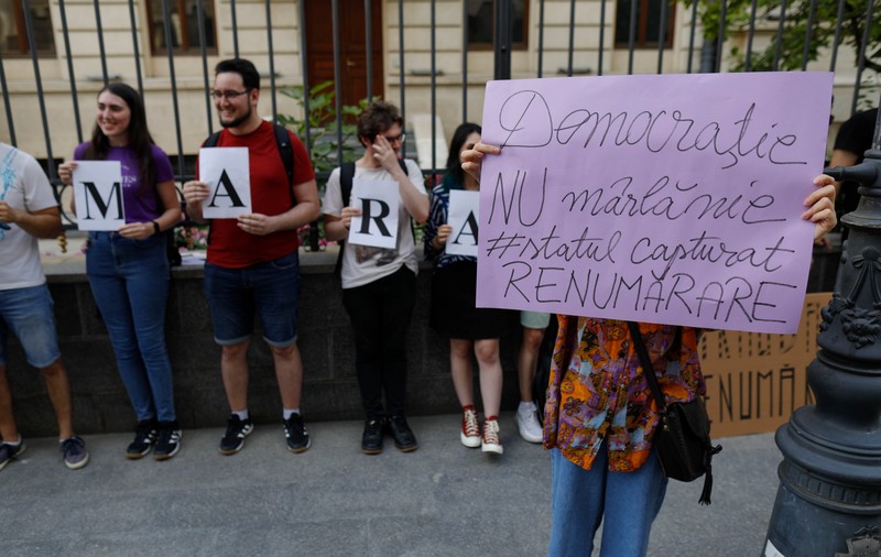 Protest în Piața Victoriei și la sediul AEP, la care a participat și Clotilde Armand: oamenii au cerut renumărarea voturilor