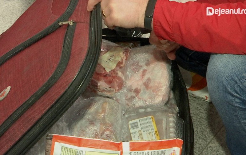 Cum arată valiza unei românce plecate spre Italia, înainte de Paște: 42 kg de carne de miel, drob, slănină și cârnați