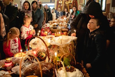 Oamenii vin cu coșuri în care pun bunătăți pascale pentru a fi sfințite. Foto: Eli Driu / Libertatea
