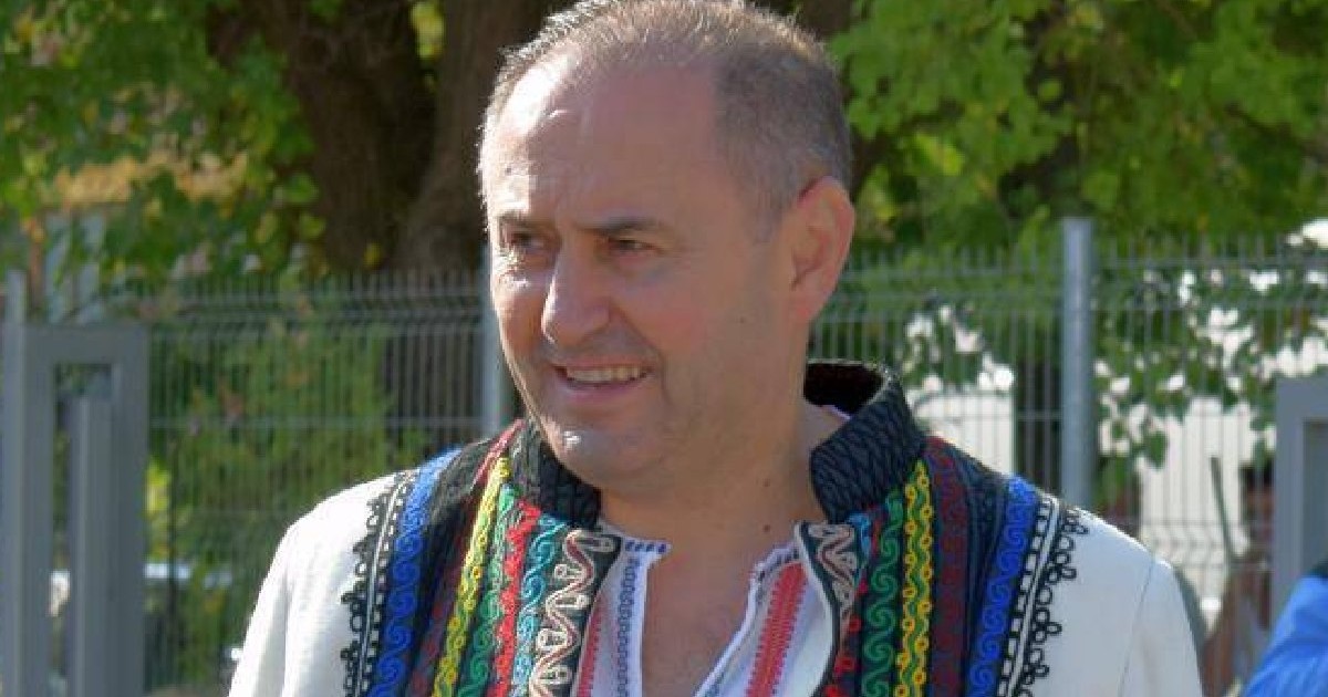 Afaceristul Fanel Bogoș, îmbrăcat într-o haină cu decorațiuni tradiționale