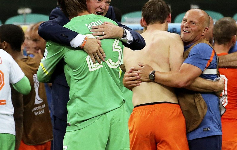 CAMPIONATUL MONDIAL DE FOTBAL 2014. De ce Iordănescu nu e Van Gaal! 