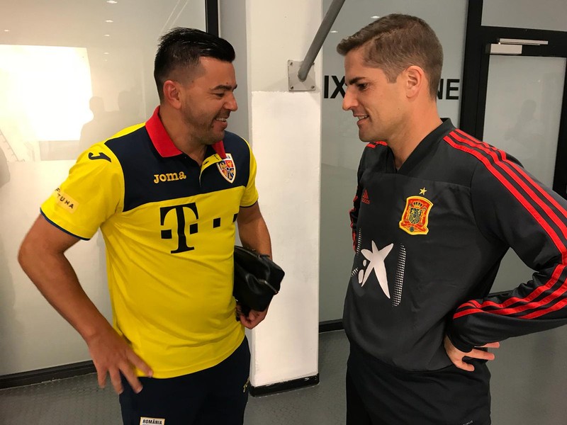 Cosmin Contra, stânga, s-a întreținut amical miercuri cu selecționerul Spaniei, Robert Moreno