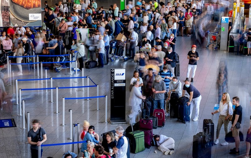 Operatorul aeroportului din Frankfurt avertizează că lipsa de personal ar putea însemna luni întregi de haos
