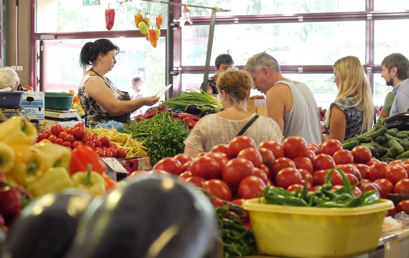 VIDEO/ Moldovenii preferă piața, nu supermarketul. Cumpărăturile de la tarabă nu mai sunt în preferințele românilor