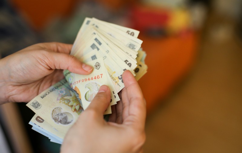 Patru știri importante despre banii tăi: ce trebuie să știi despre plata impozitelor, ce se întâmplă cu asigurarea auto și povestea revoltei micilor investitori