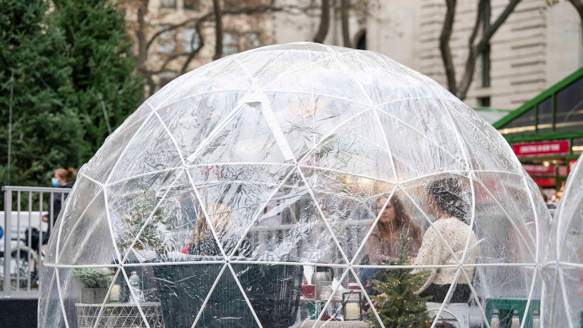 Manhattan, New York, USA. 21st Nov, 2020. Cozy Igloos are set up at The Winter Village at Bryant Park during The Covid-19 pandemic in Manhattan, New York. Mandatory credit: Kostas Lymperopoulos/CSM/Alamy Live News sursa foto:Profimedia