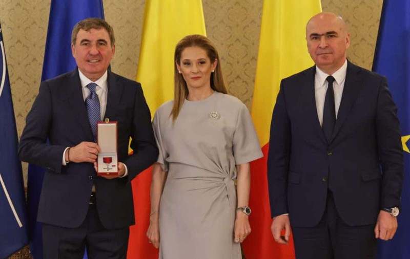 Marilena Hagi, apariție elegantă alături de Gheorghe Hagi, care a fost decorat. Cât costă pantofii pe care i-a asortat la rochia gri cu crăpătură pe picior