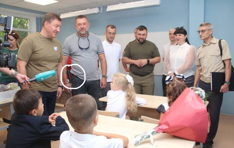 Un deputat rus i-a vizitat pe elevii de clasa I dintr-o școală din Mariupol cu un pistol la brâu