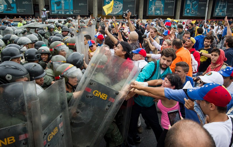 Situație disperată: Sute de femei din Venezuela au trecut cu forța granița cu Columbia pentru a cumpăra alimente