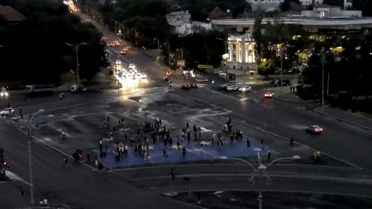 Protestatarii s-au strâns și sâmbătă seara în Piața Victoriei. Câți au ajuns pe platoul din fața Guvernului