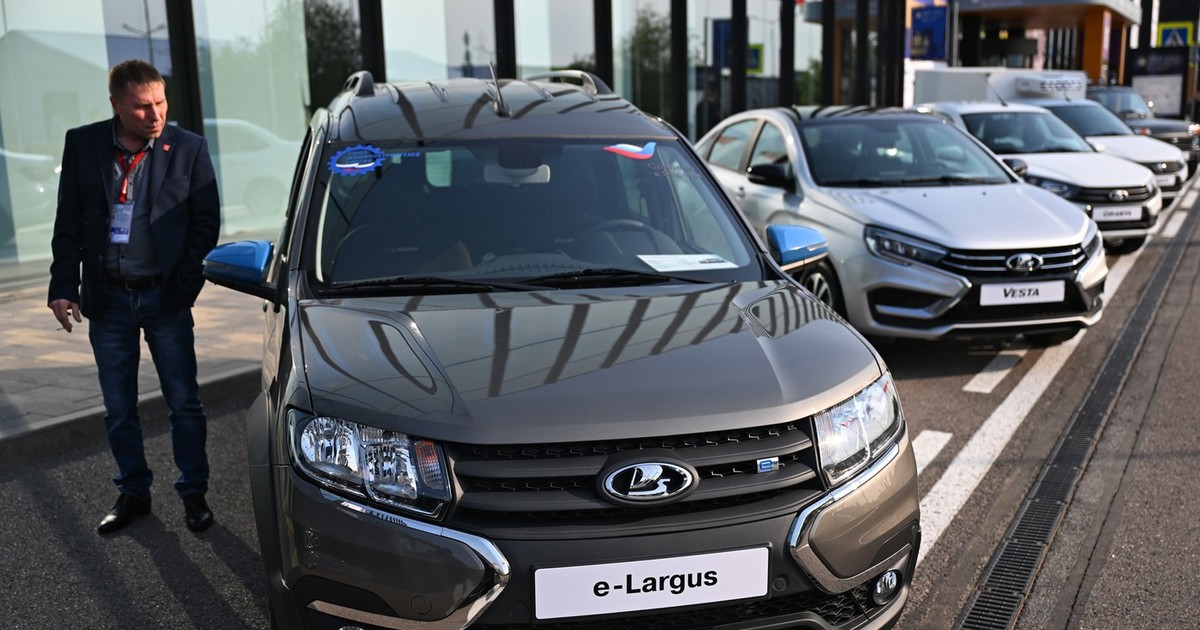 Inimagine se vad mai multe modele de Lada, iar primul este Lada e_Largus, in fapt modelul Dacia Logan MCV