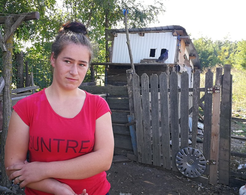 ROMÂNI AI NIMĂNUI. Copila-mamă și statul, tată vitreg. Ana-Maria își crește copilul cu 200 de lei, asistența socială a uitat de ei - VIDEO