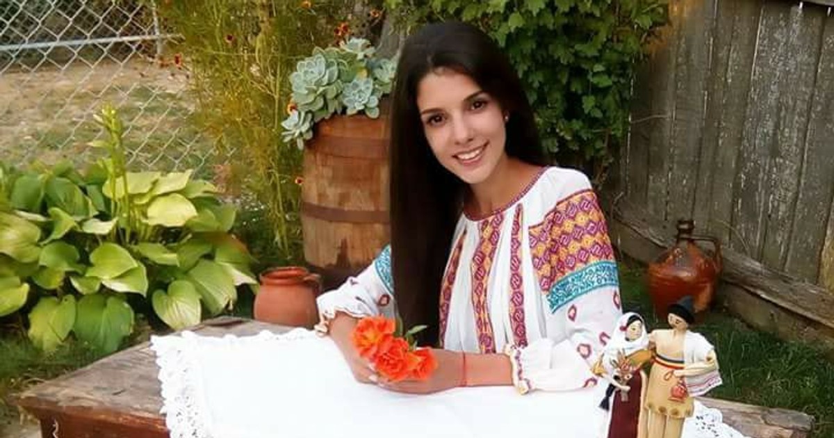 artista din Vâlcea care transformă foile de porumb în obiecte de artă