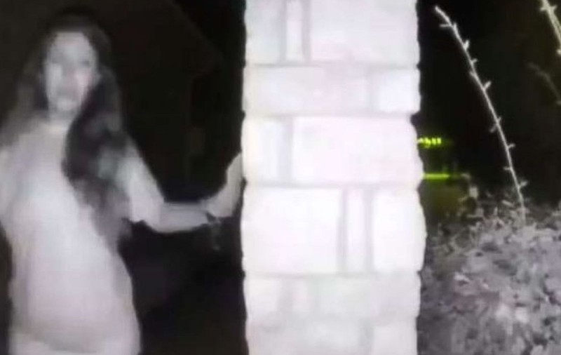 O femeie este căutată de poliție, după ce a sunat în mijlocul nopții la mai multe sonerii. Detaliu care a atras atenția