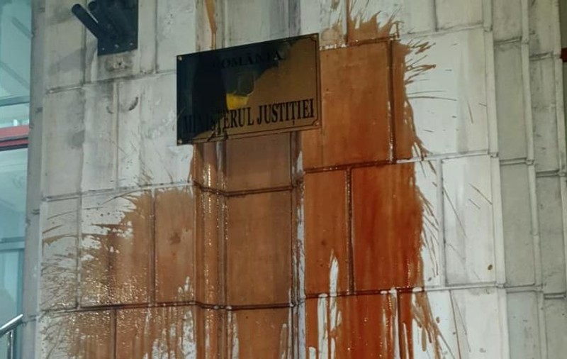 Reacția Ministerului Justiției după ce sediul instituției a fost vandalizat de protestatari