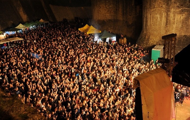 Mai mulți suceveni vor interzicerea unui festival rock la Suceava. Motivul: îndeamnă la crimă, sinucidere și promiscuitate sexuală