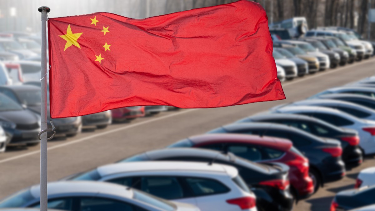 Drapelul Chinei, iar în spate sunt mai multe mașini