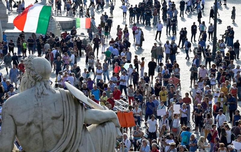 De vineri, în Italia, țară cu 80% din populație vaccinată, se muncește doar cu certificat verde COVID
