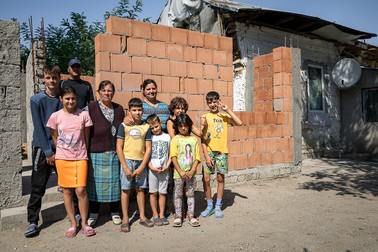 Poză de familie în faţa camerelor în construcţie