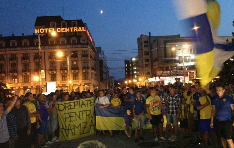 Protest pașnic al ”lupilor galbeni” împotriva primarului Radu Mazăre, ale cărui ”gorile” l-au bătut pe fotbalistul Hamza Younes
