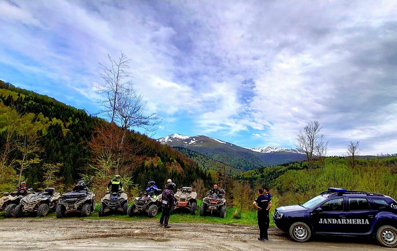 Şapte străini, amendaţi de jandarmi, după ce au fost prinşi cu ATV-urile pe Muntele Mic: ”Nu este paradisul off-road-ului!”