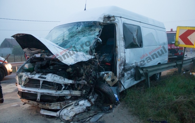 Grav accident în Bistrița Năsăud. 10 răniți după ce două microbuze s-au ciocnit FOTO