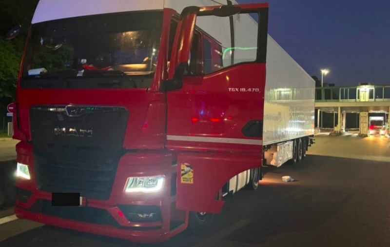 Doi șoferi de TIR, un român și un moldovean, au furat din camionul unui coleg 150 de litri de motorină în mai puțin de 4 minute, pe o autostradă din Franța