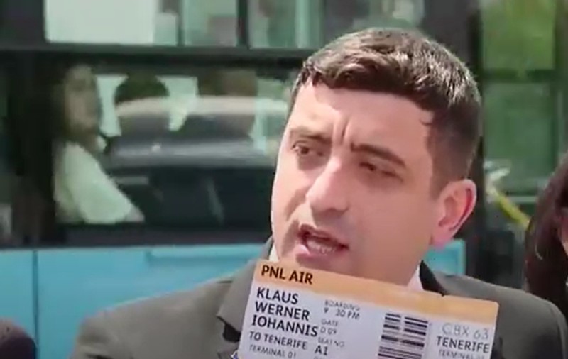 George Simion i-a adus lui Iohannis un bilet doar dus spre Tenerife, drept cadou. „Nu poți să vii cu mâna goală de ziua lui de naștere”