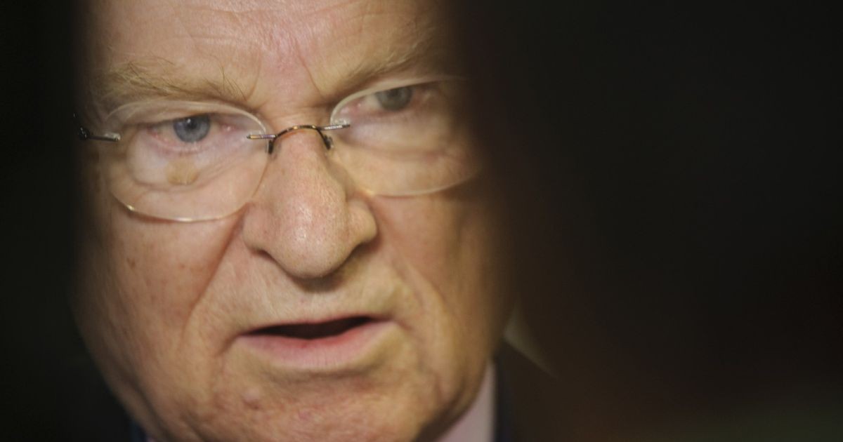 Avocatul elvețian și președintele Dignitas (organizația elvețiană pentru sinucideri asistate), Ludwig A. Minelli, pe un fond negru, vorbește pe 15 iunie 2012 la Zurich, în cadrul unui congres al Federației Mondiale a Societăților pentru Dreptul la Moarte.