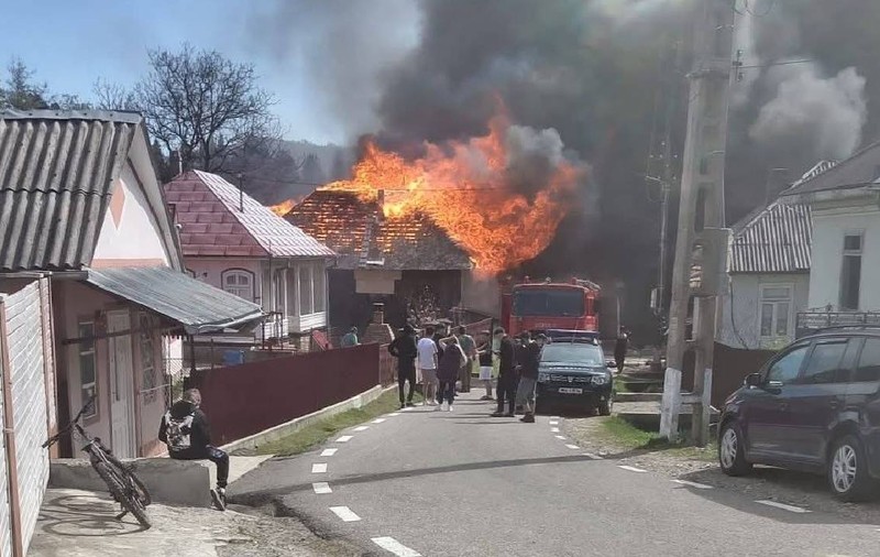 Incendiu deosebit de puternic în Vrancea, la Soveja: 11 case din lemn ard cu flăcări uriașe din cauza vântului. Mesaj Ro-Alert de fum