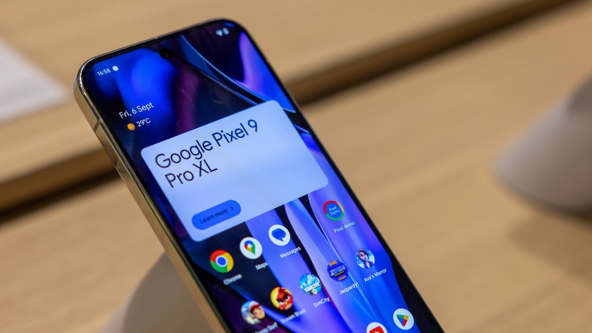 Un telefon Google Pixel 9 Pro XL, așezat pe un stand de prezentare în cadrul târgului expozițional IFA Berlin 2024.