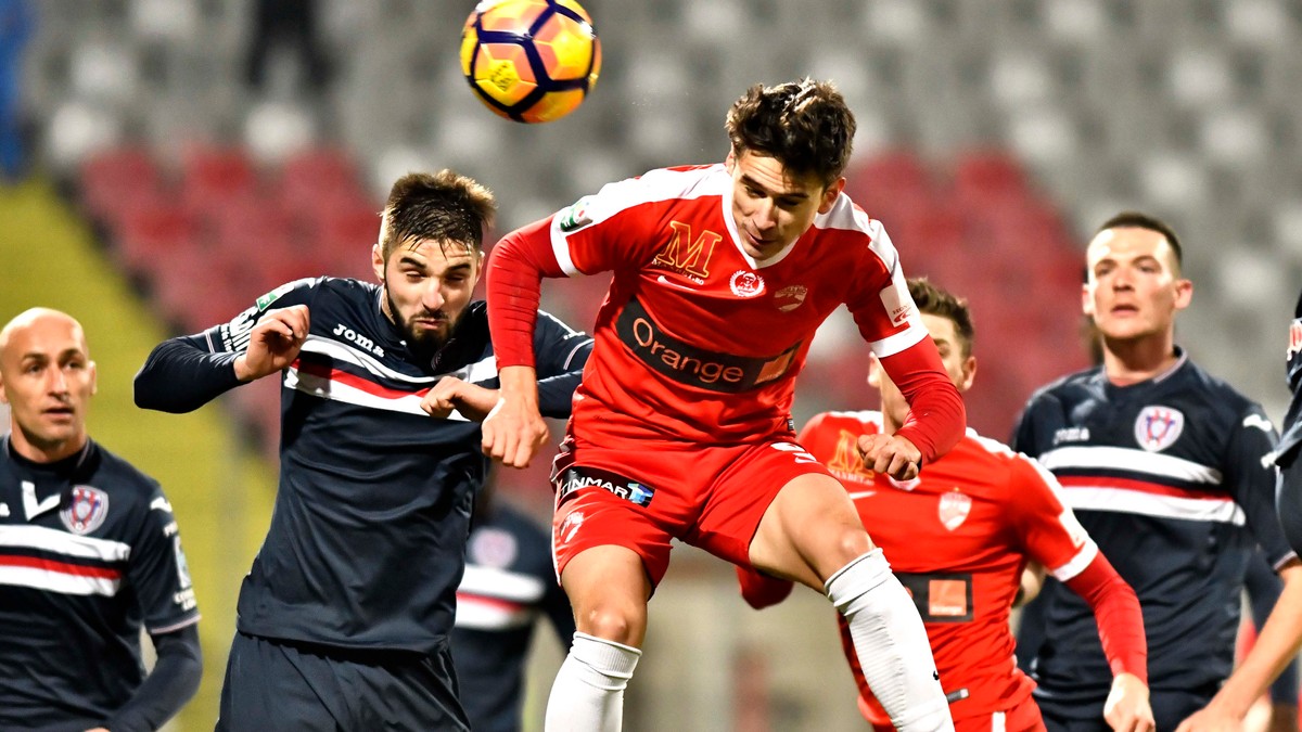 Dorin Rotariu (în roşu), în timpul unui meci disputat de Dinamo împotriva lui ASA Tg. Mureş. (FOTO: HEPTA)