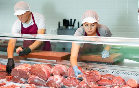Angajata unei măcelării care și-a lovit șeful cu o bucată de carne a fost concediată, dar a câștigat în instanță 75.000 de euro